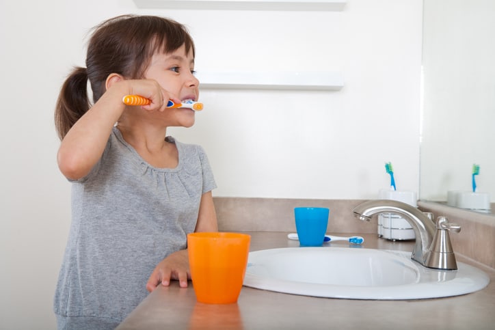 kids brushing teeth